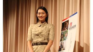 凜とした美人顔にスラリとした生脚、さらに輝くばかりの笑顔で観客を魅了したシン・ミナ
