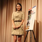 凜とした美人顔にスラリとした生脚、さらに輝くばかりの笑顔で観客を魅了したシン・ミナ