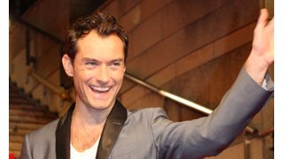ジュード・ロウ2年ぶりの来日!「日本大好き!」と寒空の下でファンに笑顔!