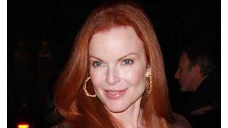 「デスパレートな妻たち」のマーシア・クロス、子供を外で遊ばせるチャリティに参加