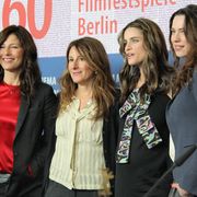 3女優と女性監督、美女4人が華やかに登場!男性記者が思わずデートの申し込み?