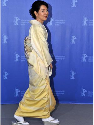 吉永小百合、白のあざやかなデザインの着物でベルリンに登場！堂々と記者の質問に答える【第60回ベルリン国際映画祭】