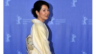 吉永小百合、白のあざやかなデザインの着物でベルリンに登場!堂々と記者の質問に答える