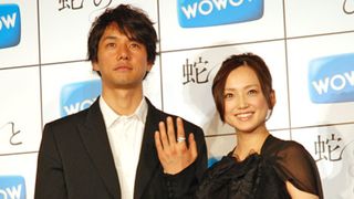西島秀俊、またまた失踪!?永作博美とともに、蛇の高級ジュエリーを着けて姿を現す！