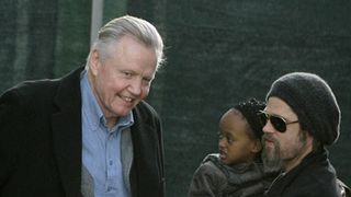 アンジーとブラッドと一緒に過ごし、孫にメロメロのジョン・ヴォイト、