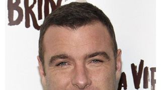 リーヴ・シュレイバー、舞台の途中で倒れた観客を助ける