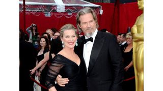 アカデミー賞主演男優賞は『クレイジー・ハート』のジェフ・ブリッジス、両親へオスカー像を掲げる