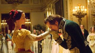アカデミー賞衣装デザイン賞は、映画『ヴィクトリア女王 世紀の愛』が受賞