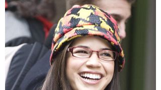 アメリカ・フェレーラ、「アグリー・ベティ」最終話の撮影で真っ白な歯を披露