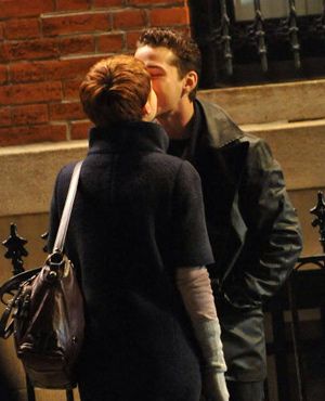 アカデミー主演女優賞候補キャリー・マリガンとシャイア・ラブーフ、街角で優しいキス