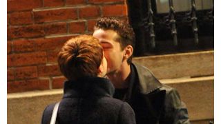 アカデミー主演女優賞候補キャリー・マリガンとシャイア・ラブーフ、街角で優しいキス