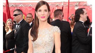 アカデミー賞授賞式レッドカーペットに、サンドラ・ブロックが登場!