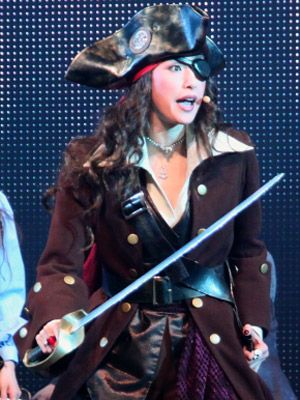 天海祐希のコスプレ七変化！女海賊の衣装に身を包んで「ジョニー・デップも観に来ないかな」