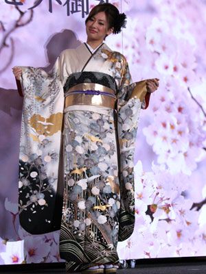 北川景子 艶やかな桜柄の着物姿で登場 ほほを桜色に染めてニッコリ シネマトゥデイ
