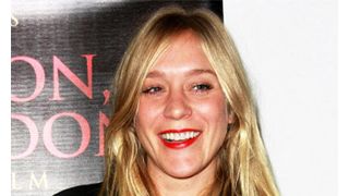 35歳でポップな服を着たら変質女？クロエ・セヴィニー、若い服は卒業