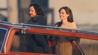 アンジーとジョニデがツーショット!新作『ザ・ツーリスト』で美男美女のお似合いのカップル