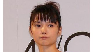 宮崎あおい、夏先取りのボーイッシュな衣装で卒業生500人にエール