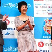 沖縄の風に谷村美月がパンチラのピンチ!パンクブーブーもドキドキ!
