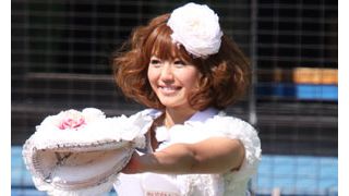 磯山さやか、ウエディングドレスでプロ野球史上初のキャッチャーでの始球式に!荻野貴司選手の球を見事キャッチ!