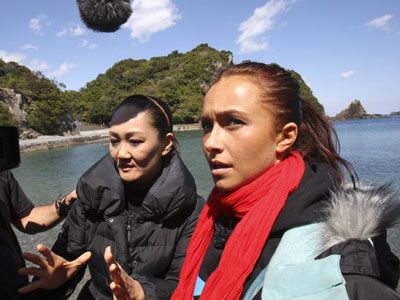 日本のイルカ漁「すぐやめて！」来日して猛抗議！人気女優「ヒーローズ」ヘイデン・パネッティーア