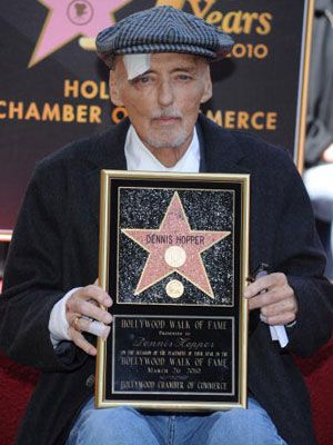 がんで闘病中、余命わずかといわれるデニス・ホッパー、ハリウッドの星を受ける