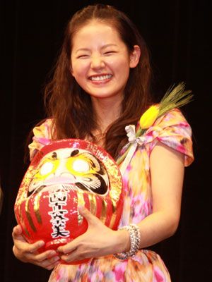 小西真奈美、高崎映画祭最優秀主演女優賞を受賞！高崎名物のおみやげのハムに満面の笑み!!