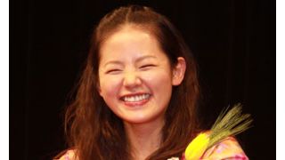 小西真奈美、高崎映画祭最優秀主演女優賞を受賞！高崎名物のおみやげのハムに満面の笑み!!