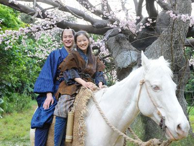 蒼井優と岡田将生が初の時代劇姿を披露！馬にまたがり相思相愛の仲の良さ！