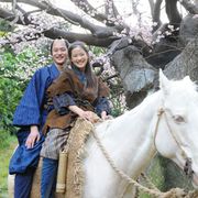 蒼井優と岡田将生が初の時代劇姿を披露!馬にまたがり相思相愛の仲の良さ!