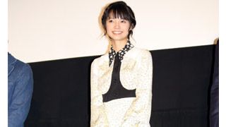 宮崎あおい、スラリとした美脚で舞台に登場!撮影中、桐谷健太に「ぐっときた」?