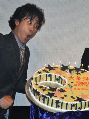 大泉洋37歳の誕生日に公開初日！ファンとサプライズバースデーケーキで祝福！