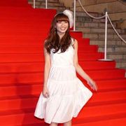 優木まおみのスカート、春風のいたずらでフワッとめくれる!ハリウッド監督が「オー!」
