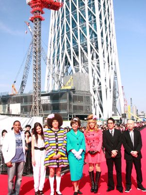 349メートルまで完成 東京スカイツリーで初イベントの矢島美容室 ストロベリーが黒木メイサに抱きつくハプニング シネマトゥデイ