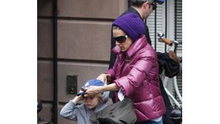 サラ・ジェシカ・パーカー、赤ちゃんを抱っこしながら息子のお迎えに