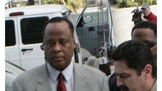 訴追中のマイケルさん元主治医、司法取引には応じない考え