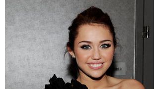 マイリー・サイラス、結婚間近?母親にウエディングドレスの相談も?