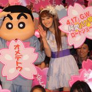 mihimaru GTのhiroko、ミニスカ姿で主題歌熱唱!クレヨンしんちゃん大感激でおしりふりふり!