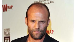 『トランスポーター』のジェイソン・ステイサム、車のヘッドライトを盗まれる