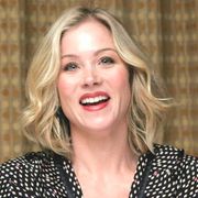 乳がんのため両胸の乳房切除手術を受けたクリスティナ・アップルゲイト、婚約!
