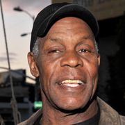 抗議デモ中のダニー・グローヴァー、不法侵入で逮捕