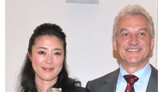 寺島しのぶ、最優秀女優の銀熊賞トロフィーをドイツ大使館で披露！「次は金熊を」