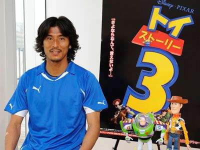 サッカー日本代表のキャプテン、中澤佑二選手が『トイ・ストーリー3』の仲間と夢の共演！