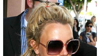 ブリトニー・スピアーズ、イギリスの占星術師とコンタクト