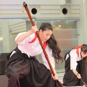 成海璃子が凛々しいはかま姿、縦4メートル×横6メートルの巨大な紙で大スケール書道をナマ披露