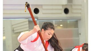 成海璃子が凛々しいはかま姿、縦4メートル×横6メートルの巨大な紙で大スケール書道をナマ披露