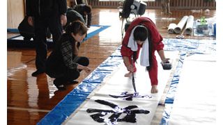 成海璃子、桜庭ななみが墨だらけ！これは書道という名のスポーツ？秘蔵練習風景を初公開!