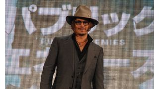 ジョニー・デップがロックスターに！ただし、英国陸軍特殊部隊の護衛付き！