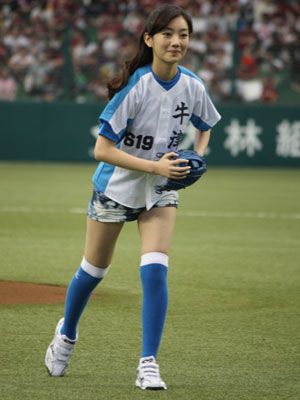 18歳の正統派美少女の波瑠、ミニ丈ユニフォームで始球式！見事ノーバウンドでキャッチャーのミットに！