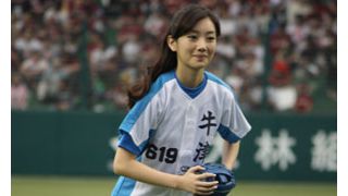 18歳の正統派美少女の波瑠、ミニ丈ユニフォームで始球式!見事ノーバウンドでキャッチャーのミットに!