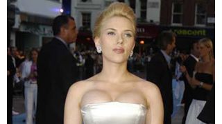 セクシー女優スカーレット・ヨハンソン、日の出のタトゥの意味はヒミツ